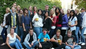 Clowndoctors Straßensammlung - Schülerinnen und Schüler der HLW3 (sammeln) mit "Roter Nase"!